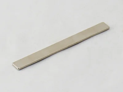 ネオジム磁石(N35)、角型、50x5x1(mm)、1mm方向