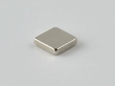 ネオジム磁石(N42SH)、角型、2x2x0.5(mm)、0.5mm方向