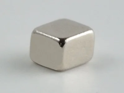 ネオジム磁石(N42SH)、角型、2x2x1.5(mm)、1.5mm方向