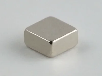 ネオジム磁石(N42SH)、角型、2x2x1(mm)、1mm方向