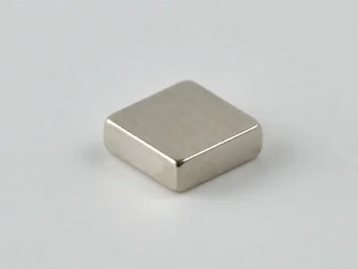 ネオジム磁石(N50)、角型、3x1x3(mm)、3mm方向