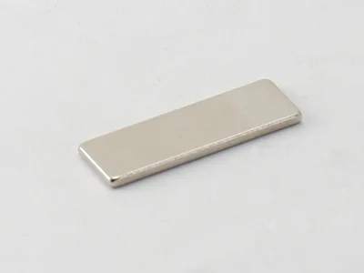 ネオジム磁石(N40)、角型、25x8x1.4(mm)、1.4mm方向