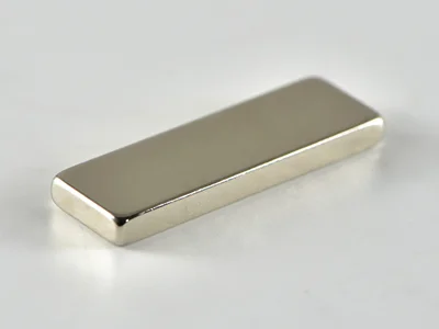 ネオジム磁石(N42)、角型、25x8x2.5(mm)、2.5mm方向