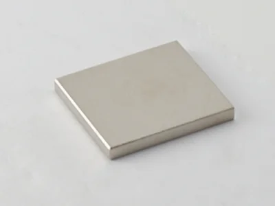 ネオジム磁石(N35SH)、角型、45x40x5(mm)、5mm方向