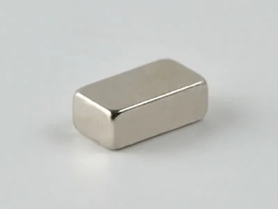 ネオジム磁石(N40)、角型、3x2x5.6(mm)、5.6mm方向
