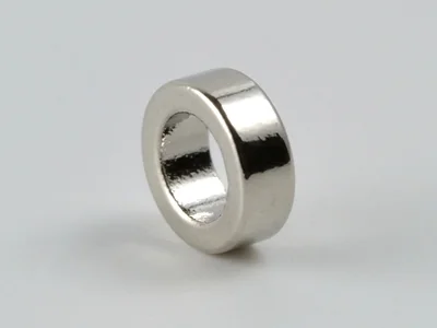 ネオジム磁石(N40)、リング型、Φ4xΦ2x1.5(mm)、高さ方向