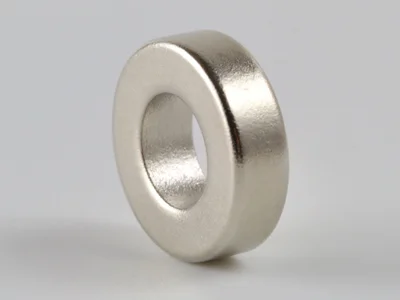 ネオジム磁石(N40)、リング型、Φ32xΦ15x4(mm)、高さ方向