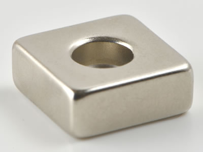 ネオジム磁石(N40)、角型段穴付、15x15x6(M3段穴)(mm)、6mm方向