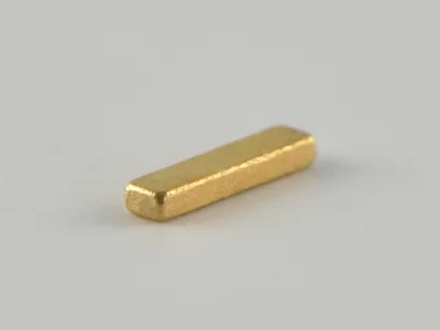 サマコバ磁石(SS28)、角型、1x0.6x4.2(mm)、金メッキ、4.2mm方向