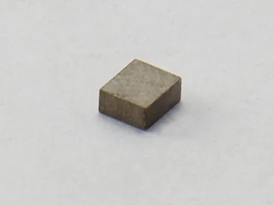 サマコバ磁石(SS28)、角型、3.3x2.8x1.4(mm)、1.4mm方向