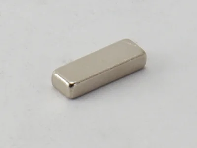 サマコバ磁石(SS28)、角型、15x5x3(mm)、Niメッキ、3mm方向