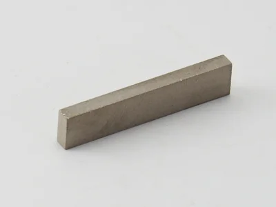 サマコバ磁石(SS28)、角型、34.6x3x7(mm)、7mm方向